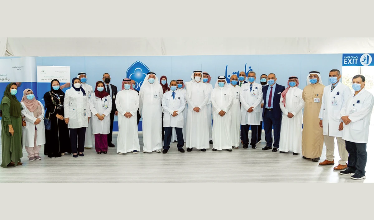 Minister of Health Dr. Tawfiq Al-Rabiah with the IMC staff at the center’s coronavirus vaccination facility, which can host 4,000 people daily. The facility was set up last Ramadan in collaboration with the ministry.