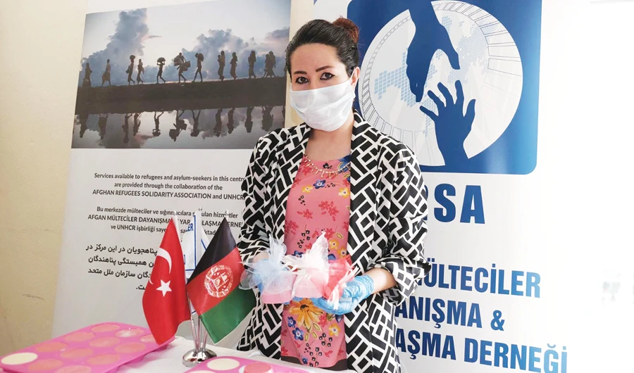Afghan activist doctor receives award for refugee work in Turkey