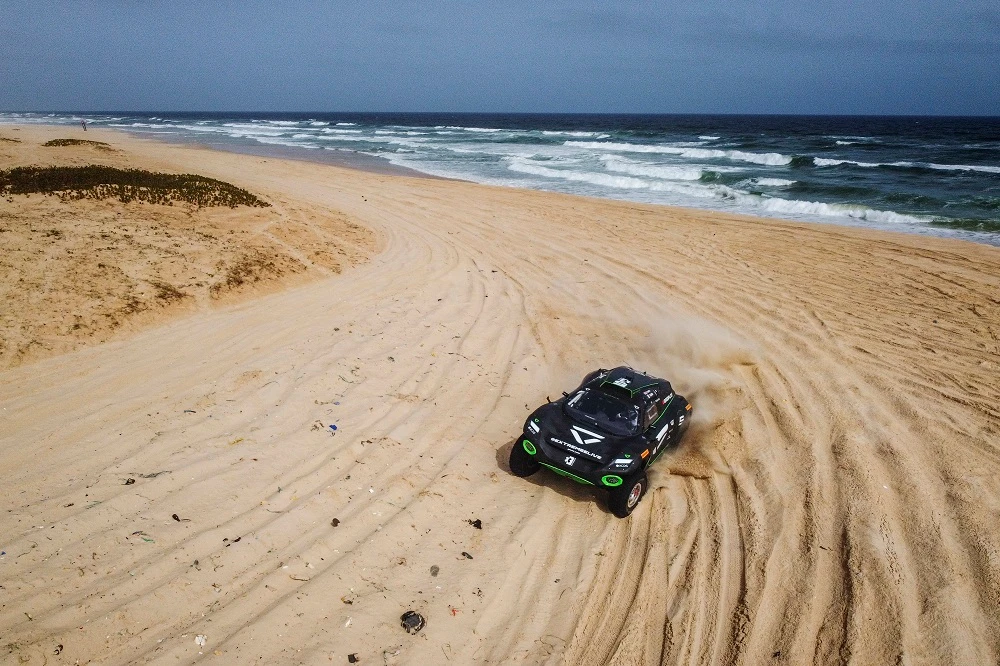 Jamie Chadwick and Stephane Sarrazin of Veloce Racing during the Ocean X Prix at Lac Rose, Senegal in the last Extreme E race on May 29, 2021. (Extreme E)