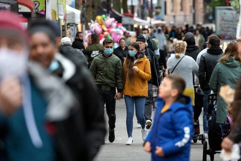Pedestrians walk on the High Street, amid the spread of the coronavirus disease (COVID-19), in Croydon, south London, Britain, September 27, 2020. (Reuters)