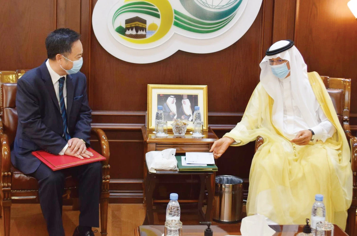 OIC Secretary-General Yousef Al-Othaimeen meeting with Chinese Ambassador Chen Weiqing. (SPA)