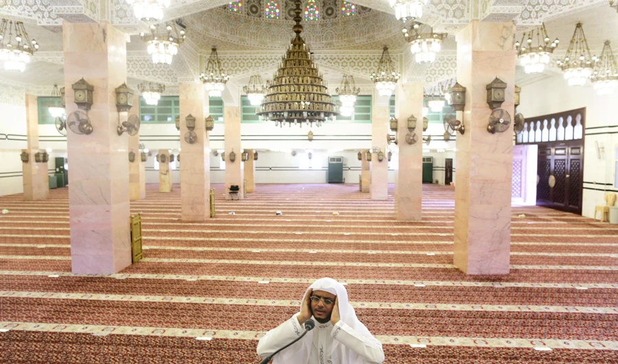 Saudi cleric Hammoud Al-Labban recites the call to prayer at an empty al-Mirabi Mosque in Jeddah, Saudi Arabia. (AP file photo)