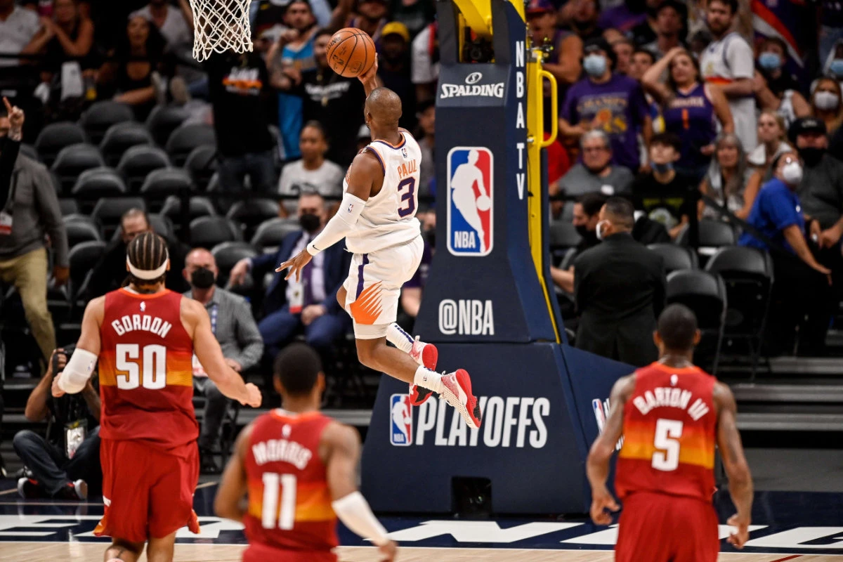 Chris Paul scores on a fast break layup during Game 4 of the Suns-Nuggets second-round playoff series in Denver on June 13, 2013. (Dustin Bradford/Getty Images/AFP)