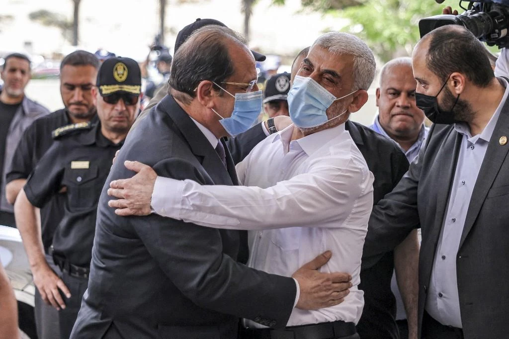 Yahya Sinwar (L), Hamas' political chief in Gaza, embraces General Abbas Kamel (R), Egypt's intelligence chief in Gaza City. (File/AFP)