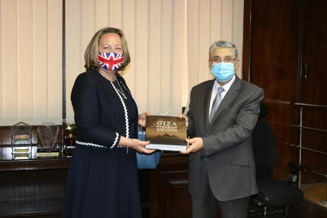 Egypt’s Minister of Electricity and Renewable Energy Mohamed Shaker meets with the British minister of state for business, energy and clean growth. (@annietrev)