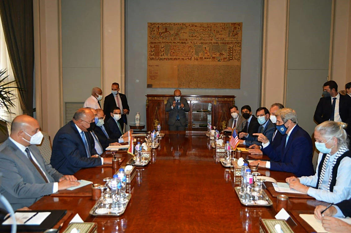 Egypt's Minister of Foreign Affairs Sameh Shoukri (2nd-L) meets with the US Special Presidential Envoy for Climate John Kerry (2nd-R) in the capital Cairo. (AFP)