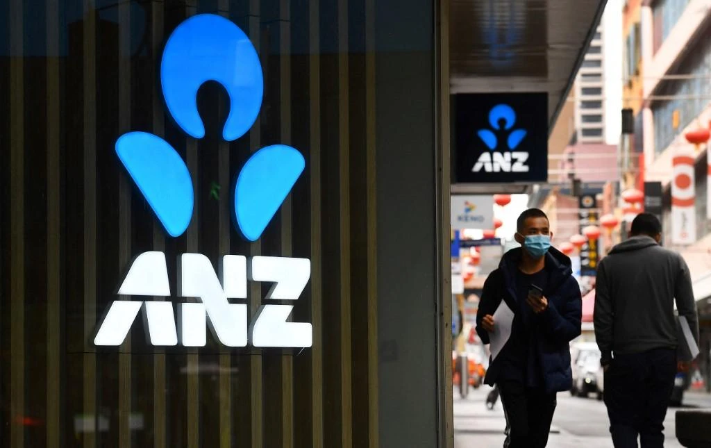 Major banks, airlines hit in new global online outage