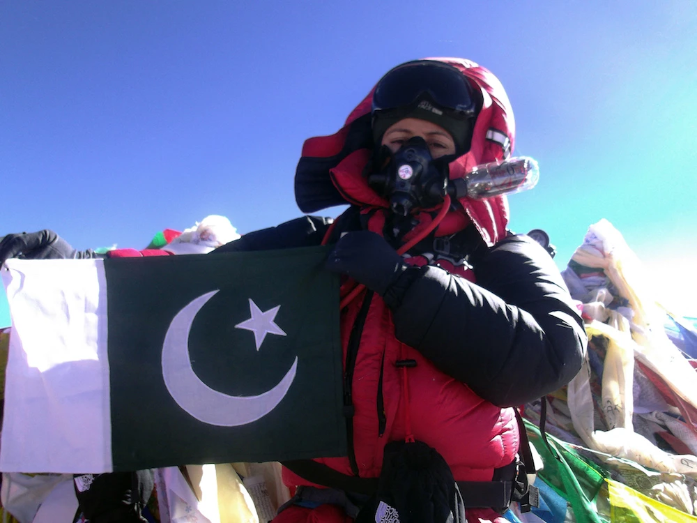Climber Samina Baig holds Pakistan’s national flag on the peak of Mount Everest, Nepal, May 19, 2013. (AFP)