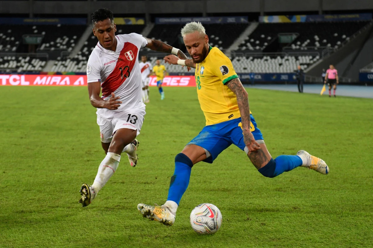 Peru's Renato Tapia (L) and Brazil's Neymar vie for the ball during their Conmebol Copa America 2021 football tournament group phase match at the Nilton Santos Stadium in Rio de Janeiro, Brazil, on June 17, 2021. (AFP / MAURO PIMENTEL)