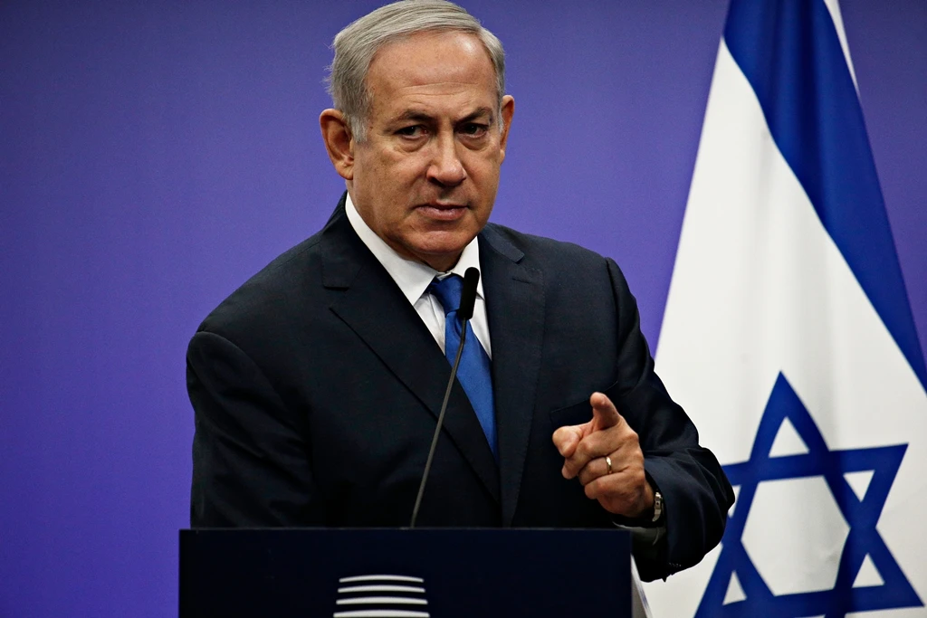 Outgoing Israeli PM Benjamin Netanyahu gets his first smartphone
