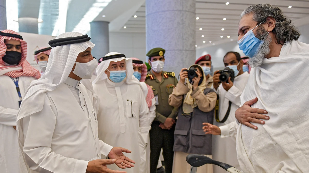 Mohammed Saleh Benten, Saudi Arabia's Minister of Hajj and Umrah, welcomes Pakistani Umrah pilgrims at King Abdulaziz International Airport in Jeddah on November 30, 2020. (AFP/File)