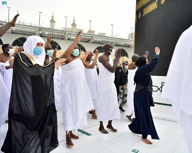 Gambia’s president performs Umrah at Grand Mosque in Makkah during visit to Saudi Arabia