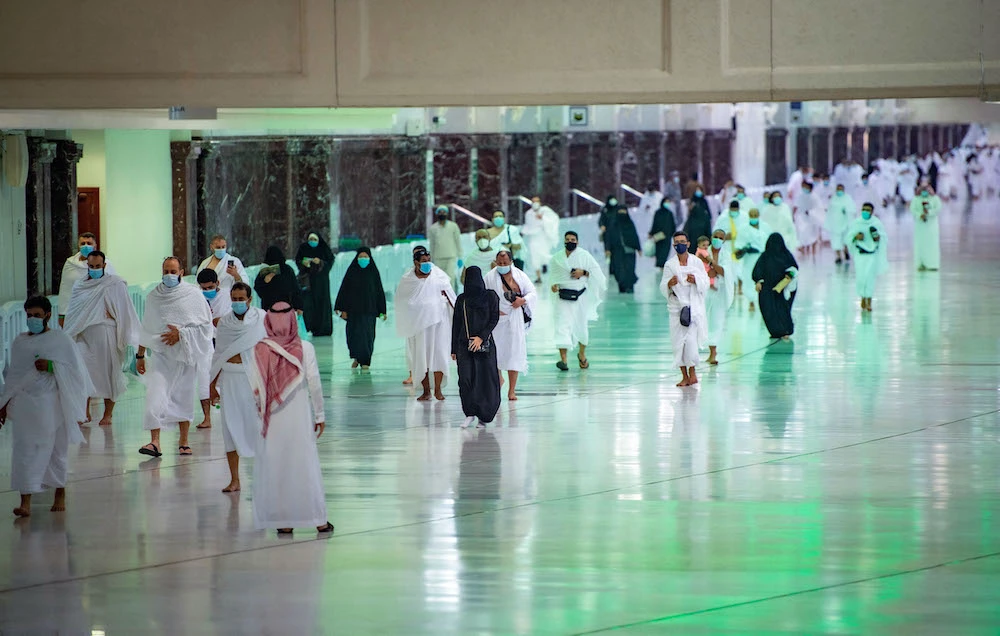 Saudis and foreign residents arriving to perform Umrah in the Grand Mosque complex in the holy city of Makkah. (File/Saudi Ministry of Hajj and Umrah/AFP)