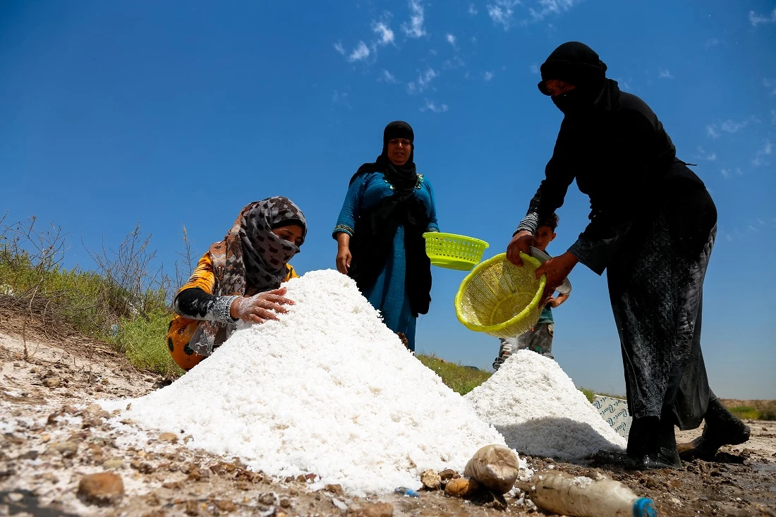 Iraqi salt collectors depend on seasonal rains for production