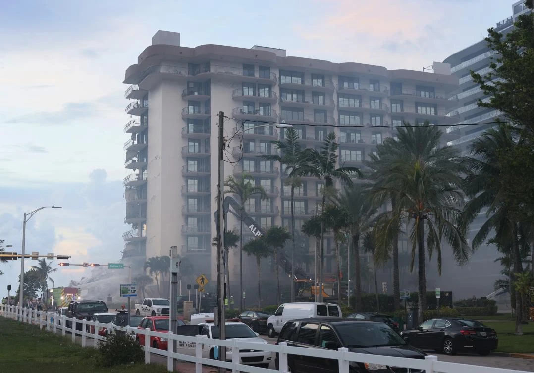 Four dead in Florida building collapse, 159 unaccounted for