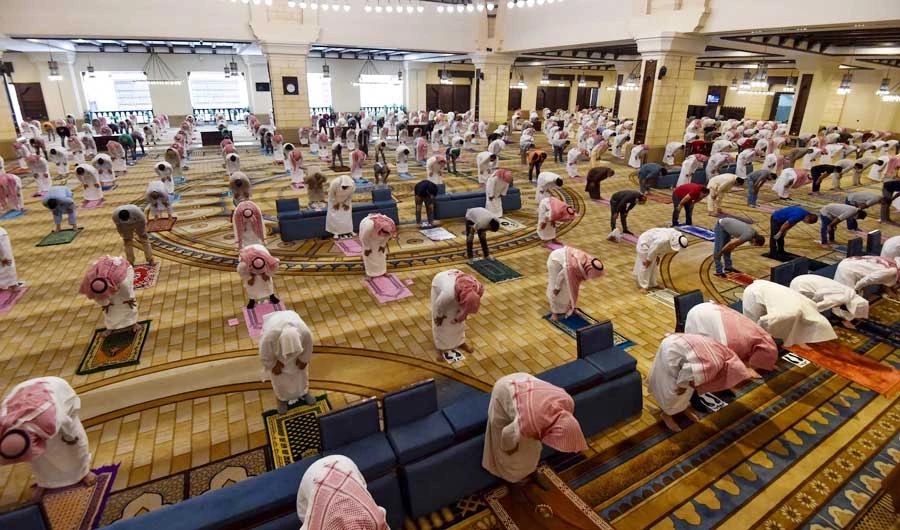 In this file photo taken on May 31, 2020, Saudi Muslims worshippers observe a safe distance as they perform noon prayer at Al-Rajhi mosque in the capital Riyadh. (AFP file photo)