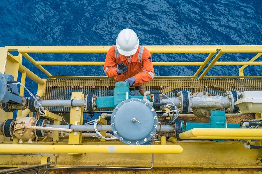 Oil prices rose for a fifth week last week as fuel demand rebounded on strong economic growth. (Shutterstock)