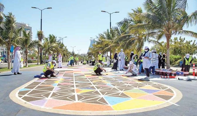 Popular with residents and visitors, the Jeddah Corniche, which stretches over 30 kilometers along the coast is seen as a prime property market. (Arab News File