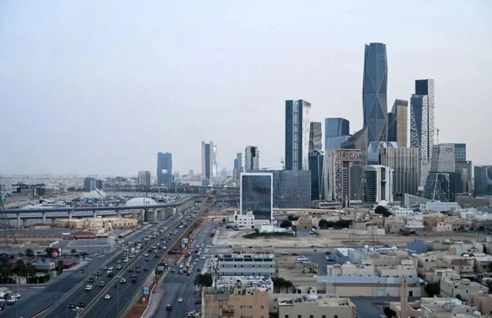 The financial and insurance activities sector recorded the highest localization rate at 83.1 percent. (Shutterstock)