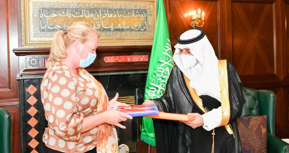 Tabuk Gov. Prince Fahd bin Sultan meets Janet Alberda, ambassador of the Netherlands to Saudi Arabia, along with her delegation. (SPA)