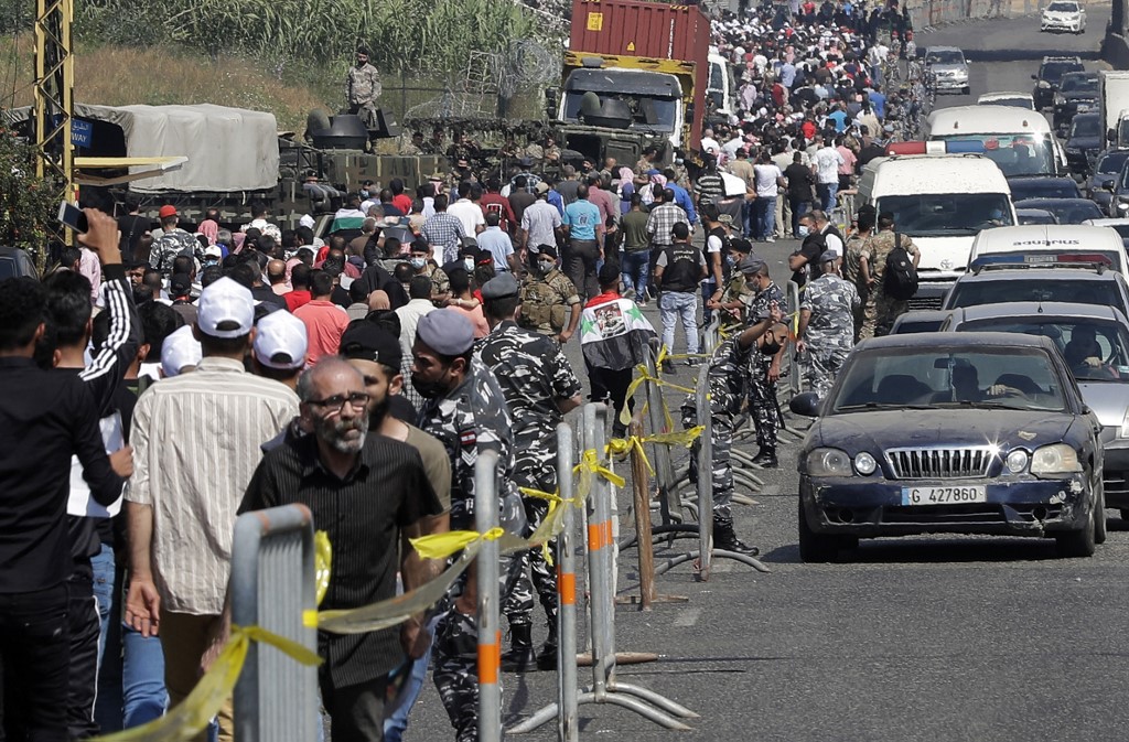 Syrian voters residing in Lebanon line up the road from the eastern outskirts of Beirut to Baabda to vote at the Syrian embassy in Syria's presidential election in May. (AFP/File)