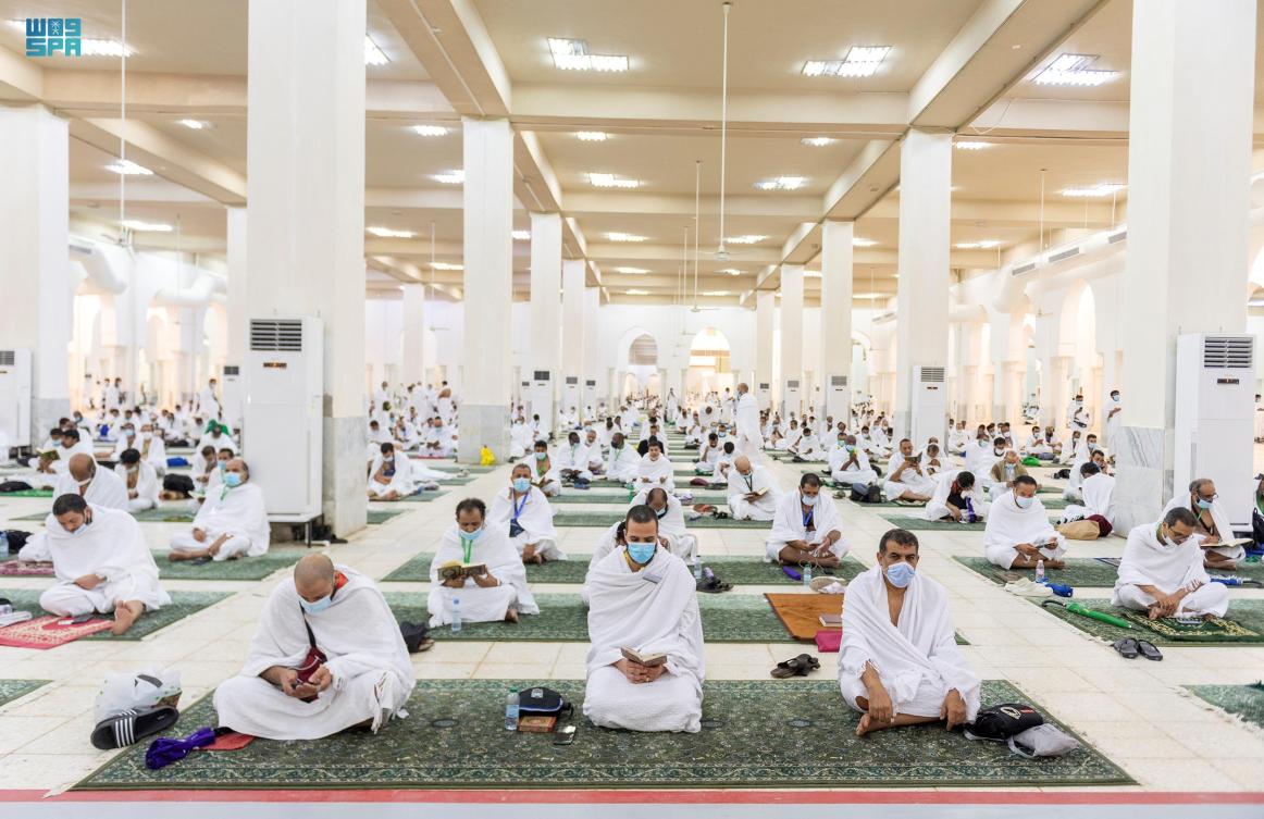 Pictures of pilgrims in Namira Mosque at Arafat