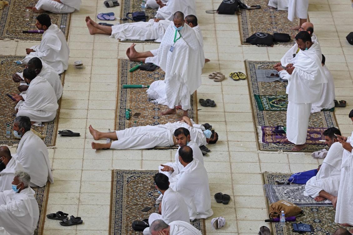 Muslim pilgrims pray at the Namira Mosque on Arafat Day, the climax of the Hajj pilgrimage, in Saudi Arabia's holy city of Mecca on July 19, 2021. / AFP / Fayez Nureldine