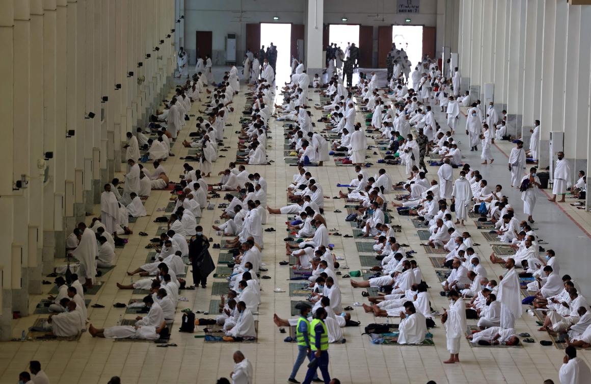 Muslim pilgrims pray at the Namira Mosque on Arafat Day, the climax of the Hajj pilgrimage, in Saudi Arabia's holy city of Mecca on July 19, 2021. / AFP / Fayez Nureldine