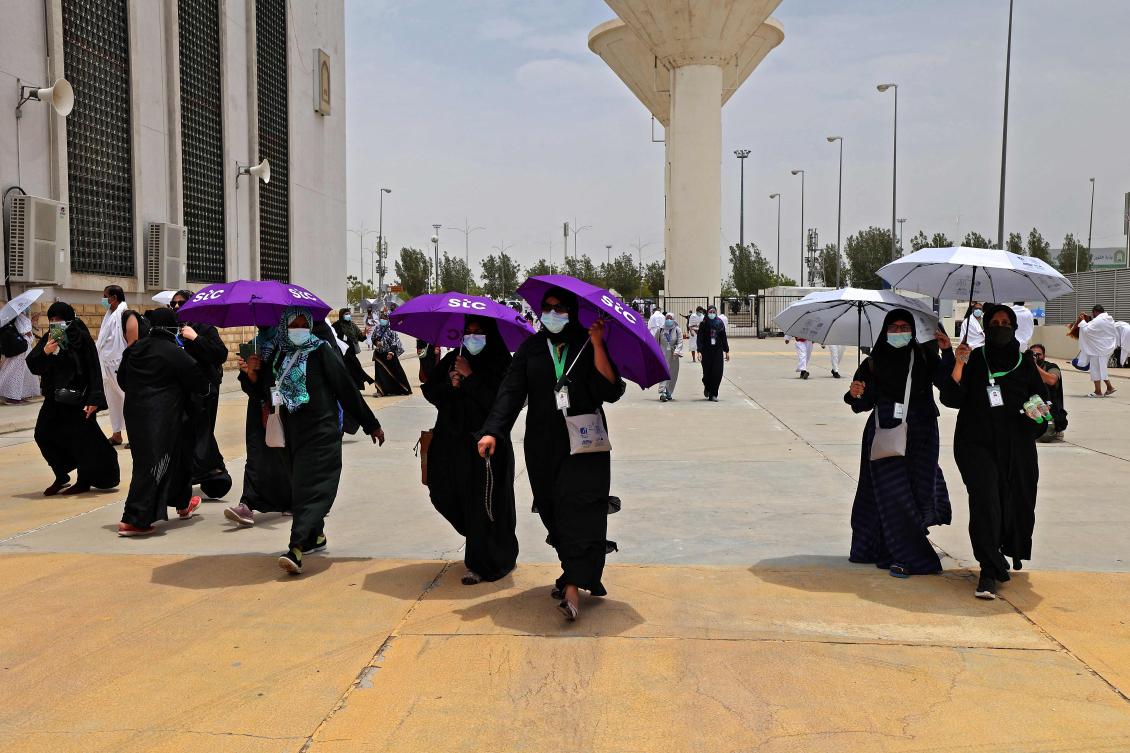 Muslim pilgrims gather to perform noon and afternoon prayers at Namira Mosque in Mount Arafat, southeast of the Saudi holy city of Mecca on July 19, 2021. / AFP / Fayez Nureldine