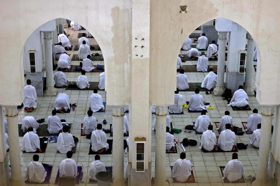 Muslim pilgrims pray at the Namira Mosque on Arafat Day, the climax of the Hajj pilgrimage, in Saudi Arabia's holy city of Mecca on July 19, 2021. / AFP / Fayez Nureldine