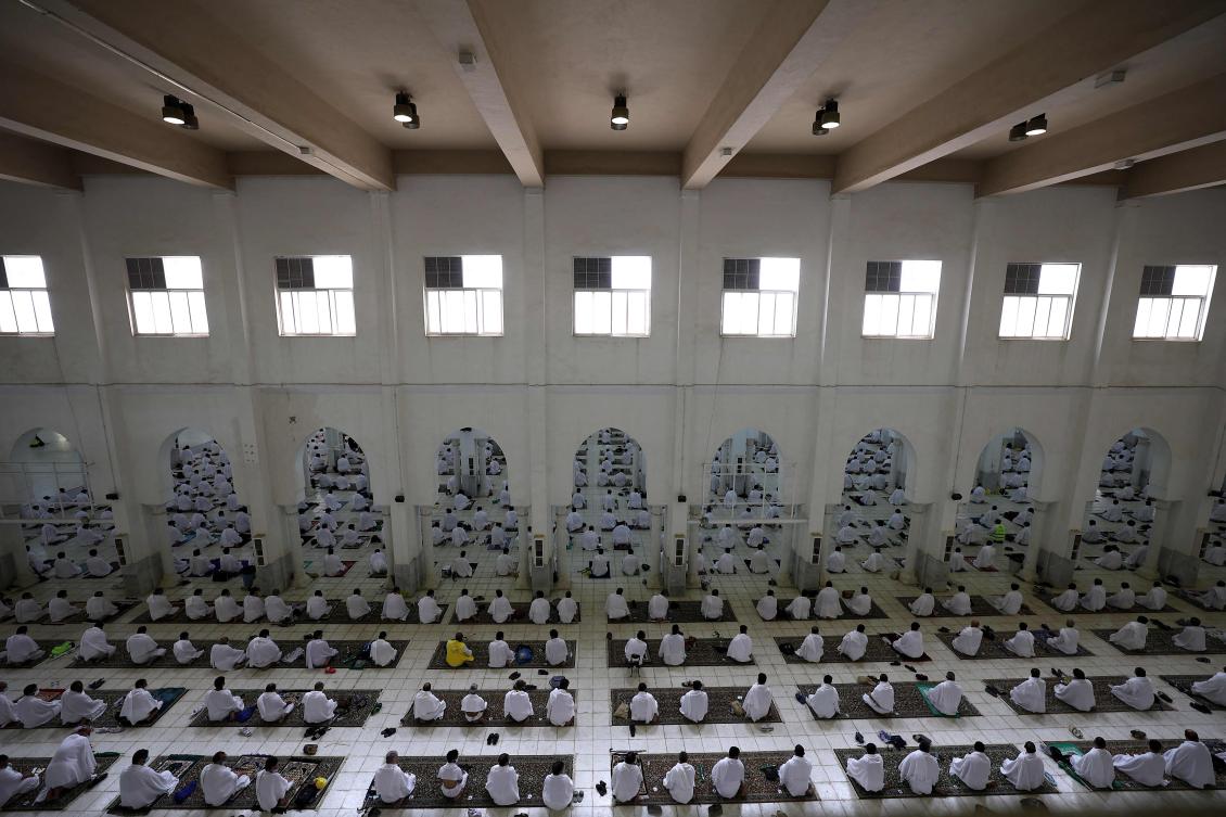Muslim pilgrims pray at the Namira Mosque on Arafat Day, the climax of the Hajj pilgrimage, in Saudi Arabia's holy city of Mecca on July 19, 2021. / AFP / Fayez Nureldine