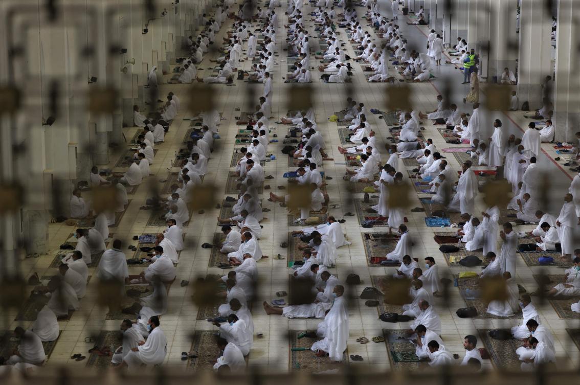 Muslim pilgrims pray at the Namira Mosque on Arafat Day, the climax of the Hajj pilgrimage, in Saudi Arabia's holy city of Mecca on July 19, 2021. / AFP / Fayez Nureldine