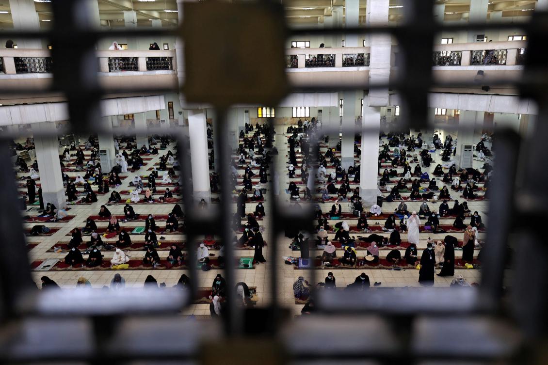 Muslim pilgrims pray at the Namira Mosque on Arafat Day, the climax of the Hajj pilgrimage, in Saudi Arabia's holy city of Mecca on July 19, 2021. / AFP / Fayez Nureldine