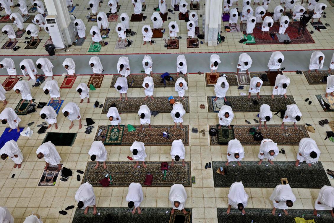 Muslim pilgrims pray at the Namira Mosque on Arafat Day, the climax of the Hajj pilgrimage, in Saudi Arabia's holy city of Mecca on July 19, 2021. / AFP / Fayez Nureldine
