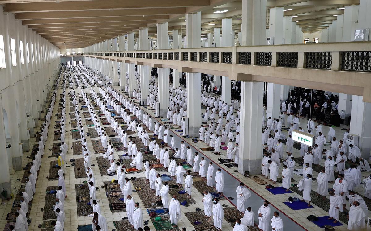 Muslim pilgrims pray at the Namira Mosque on Arafat Day, the climax of the Hajj pilgrimage, in Saudi Arabia's holy city of Mecca on July 19, 2021. / AFP / Fayez Nureldine