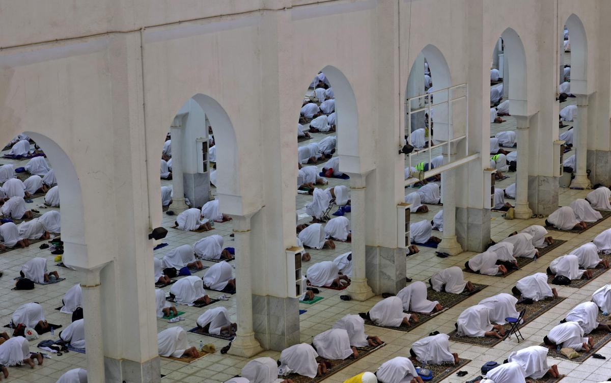 Muslim pilgrims pray at the Namira Mosque on Arafat Day, the climax of the Hajj pilgrimage, in Saudi Arabia's holy city of Mecca on July 19, 2021. / AFP / Fayez Nureldine