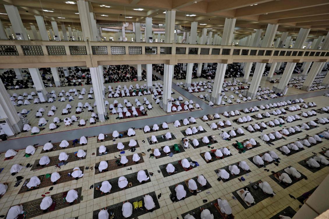 Muslim pilgrims pray at the Namira Mosque on Arafat Day, the climax of the Hajj pilgrimage, in Saudi Arabia's holy city of Mecca on July 19, 2021. / AFP / Fayez Nureldine
