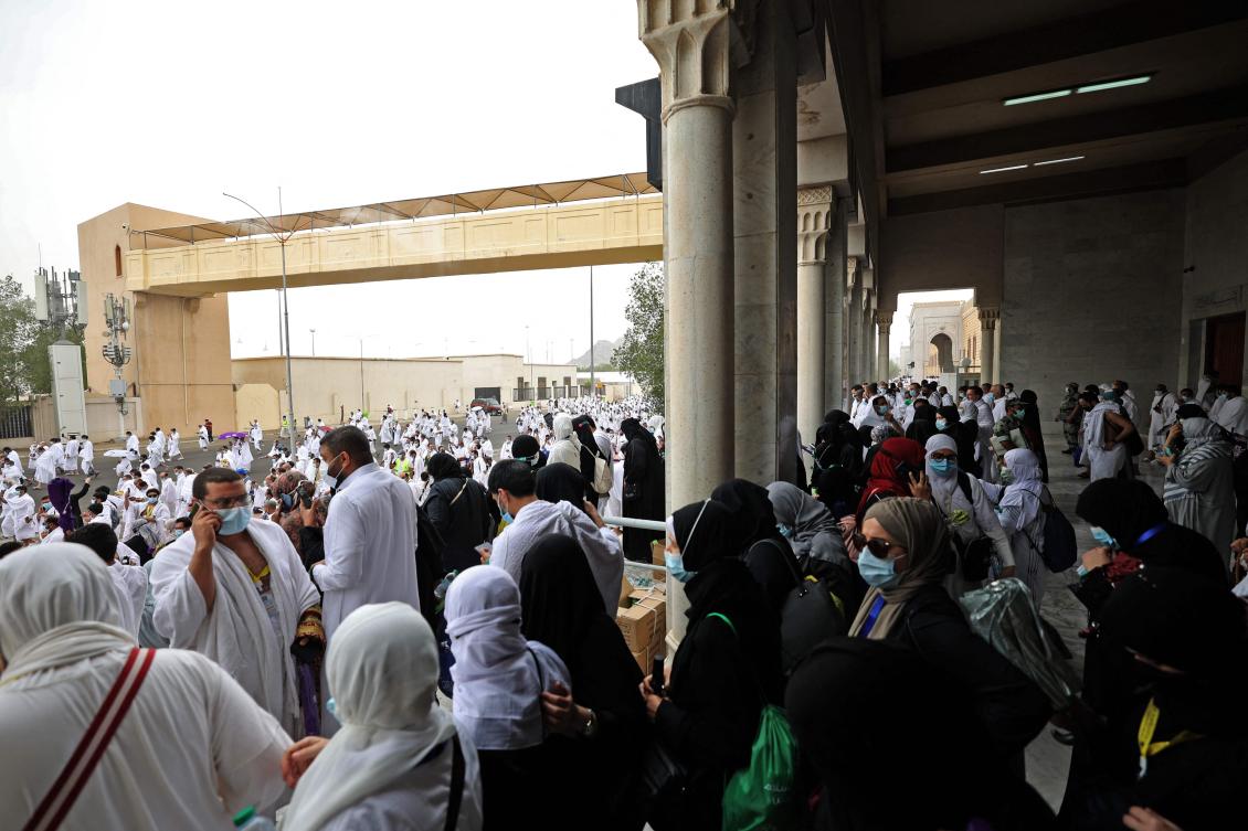 Muslim pilgrims gather to perform noon and afternoon prayers at Namira Mosque in Mount Arafat, southeast of the Saudi holy city of Mecca on July 19, 2021. / AFP / Fayez Nureldine