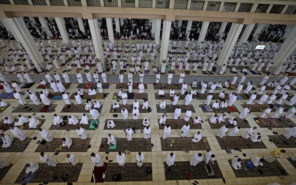 Muslim pilgrims pray at the Namira Mosque on Arafat Day, the climax of the Hajj pilgrimage, in Saudi Arabia's holy city of Mecca on July 19, 2021. / AFP / Fayez Nureldine
