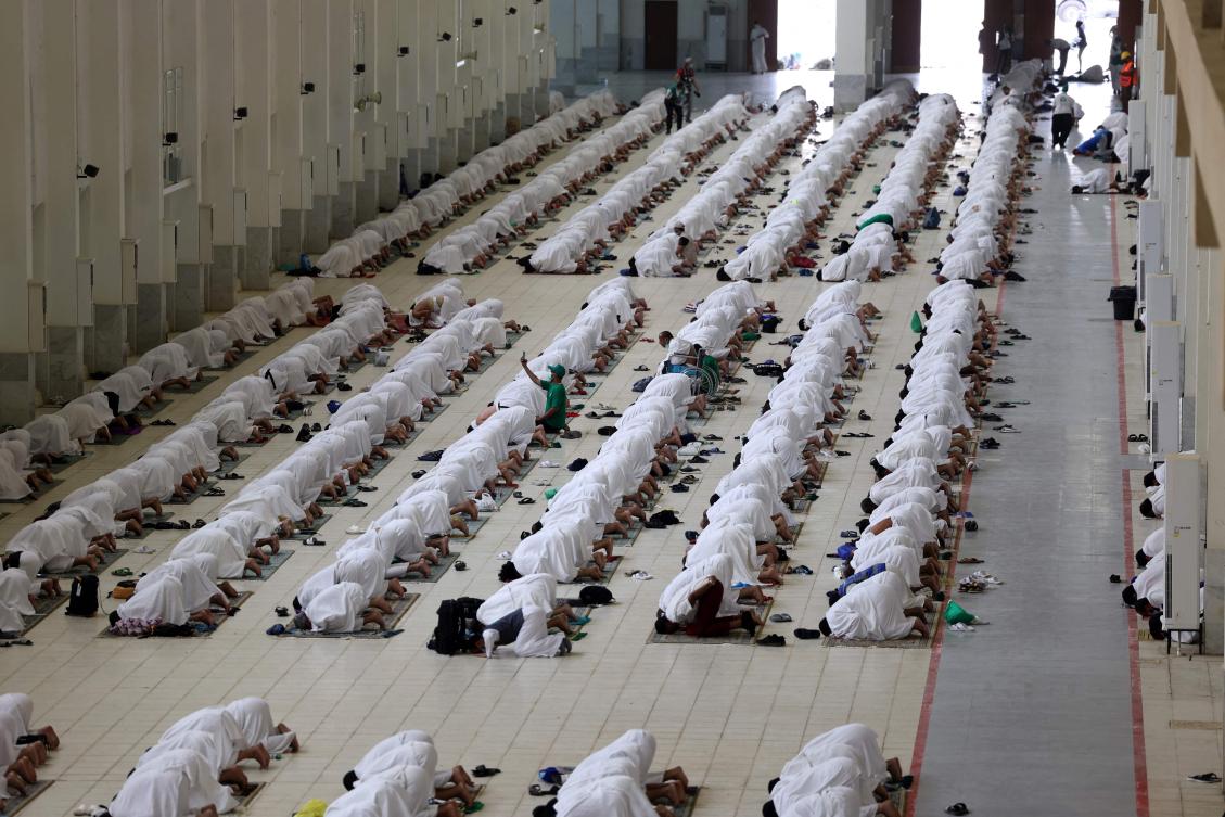 Muslim pilgrims pray at the Namira Mosque on Arafat Day, the climax of the Hajj pilgrimage, in Saudi Arabia's holy city of Mecca on July 19, 2021. / AFP / Fayez Nureldine
