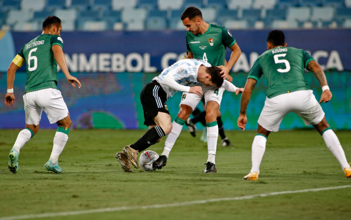 Bolivia's Luis Fernando Haquin and Argentina's Lionel Messi vie for the ball during the Conmebol Copa America 2021 football tournament in Cuiaba, Brazil, on June 28, 2021. (AFP / SILVIO AVILA)