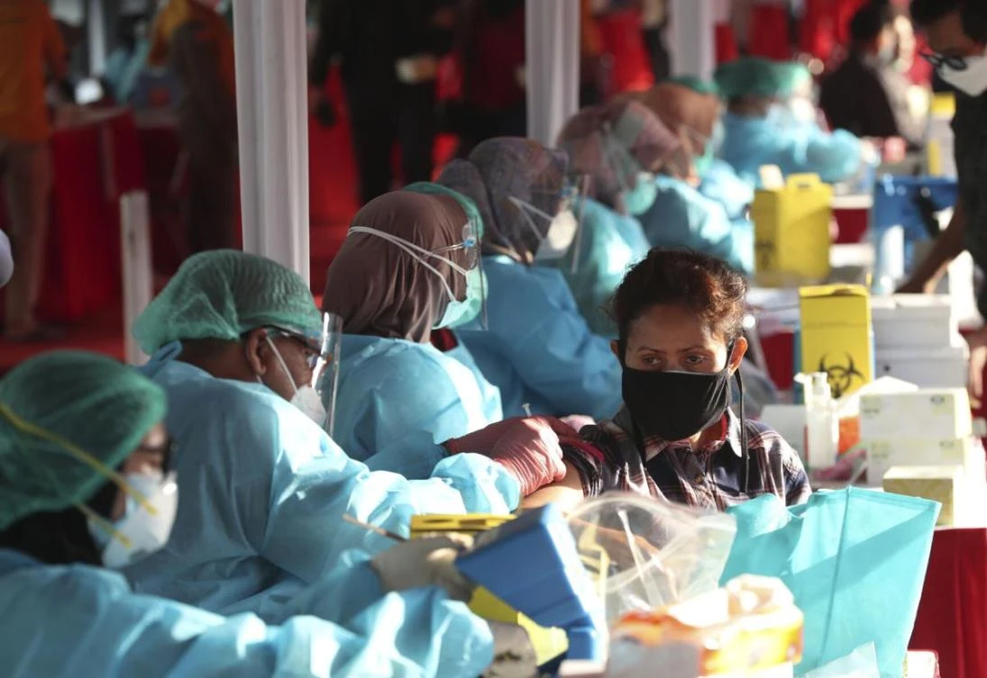 Thousands of Indonesians lined up at a sports stadium to get a COVID-19 vaccine dose. (File/AP)