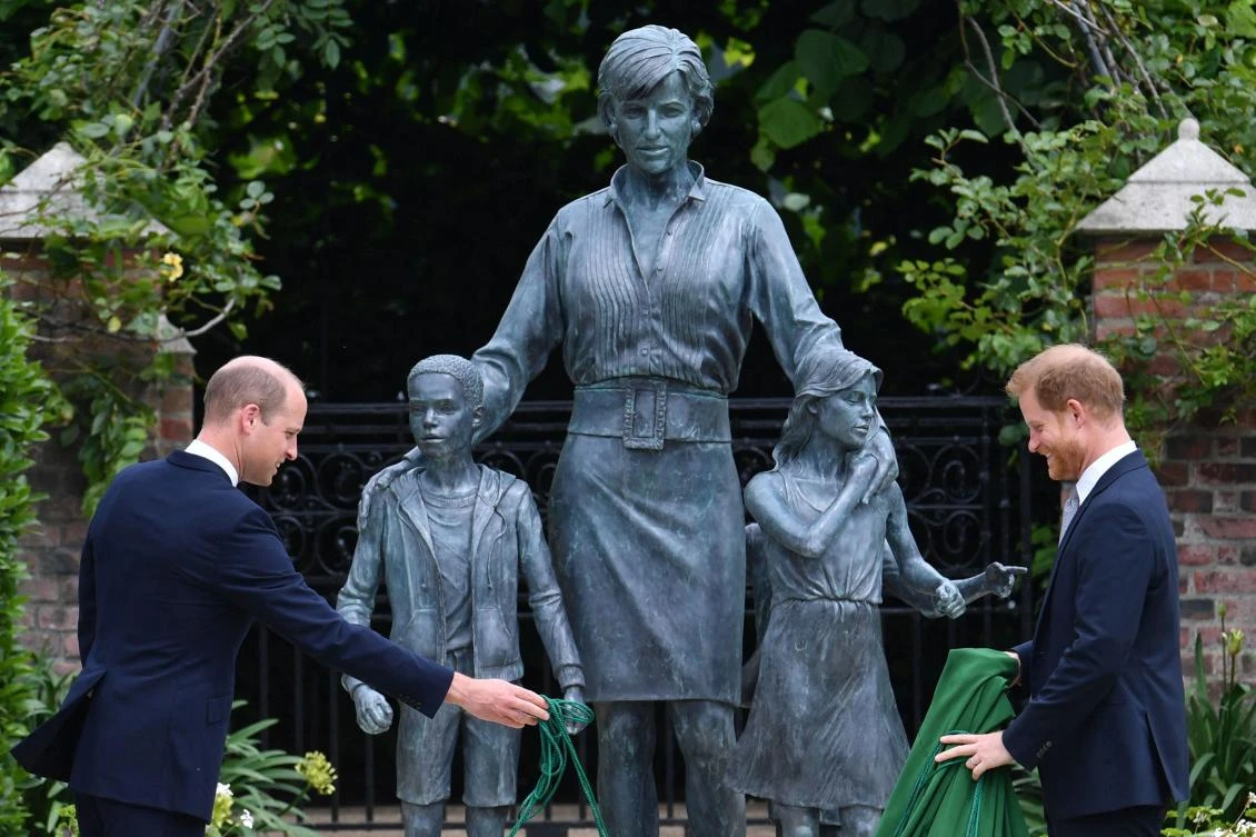 Feud put aside as UK’s William and Harry unveil statue to Princess Diana
