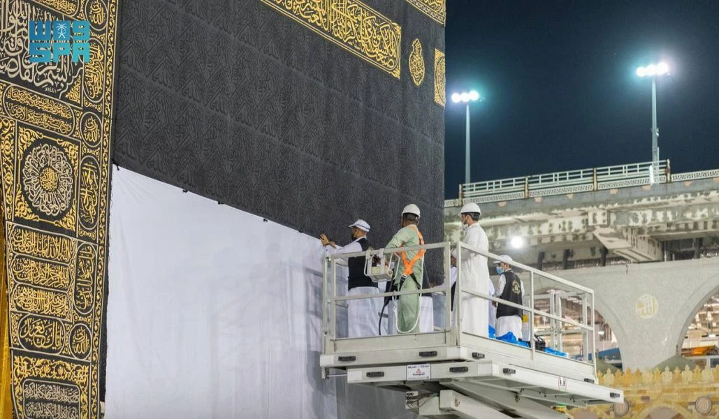 Specialist team lifts Kaaba cloth in preparation for Hajj season