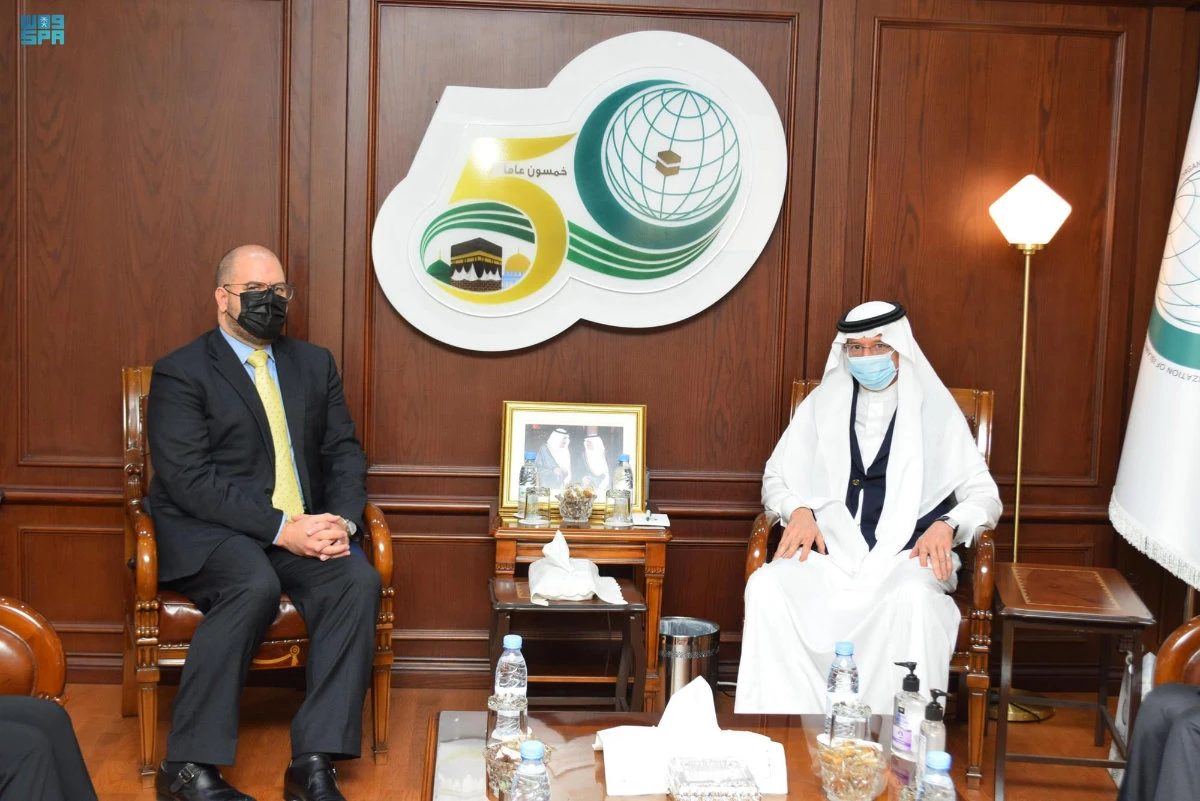 OIC Secretary-General Yousef Al-Othaimeen, right, receiving the US consul general in Jeddah and US representative to the OIC, Ryan Gliha. (SPA)