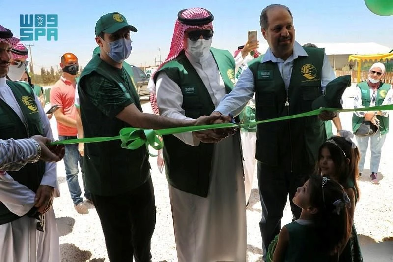 Delegations from the King Salman Humanitarian Aid and Relief Center and the Ministry of Sports visited Syrian refugees in the Saudi Center for Community Service. (SPA)