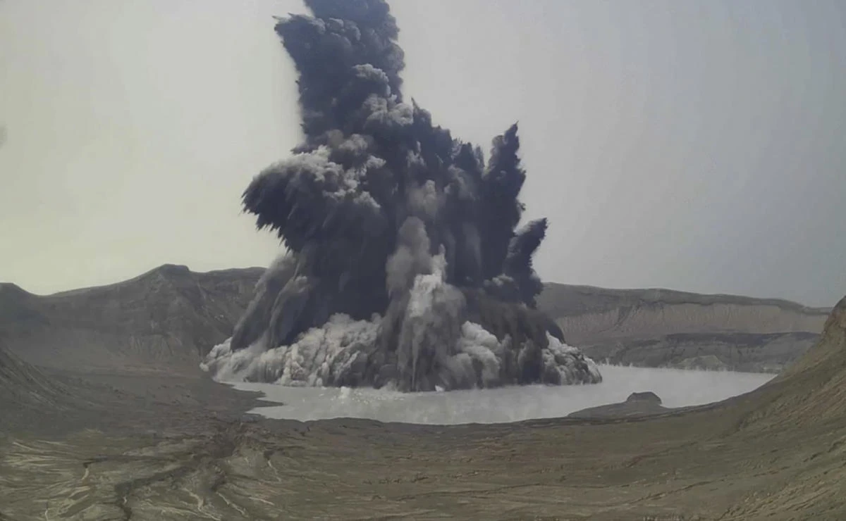 More than 2,000 residents flee as Philippine volcano spews toxic gas