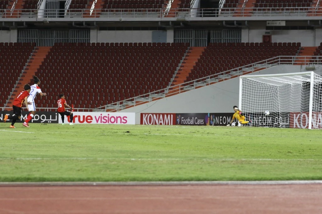 Mateus Castro, left, of Japan’s Nagoya Grampus scores a penalty against Malaysia’s Johor Darul Ta’zim during their AFC Champions League group G match in Bangkok on July 4, 2021. (Asian Football Confederation/AFP)