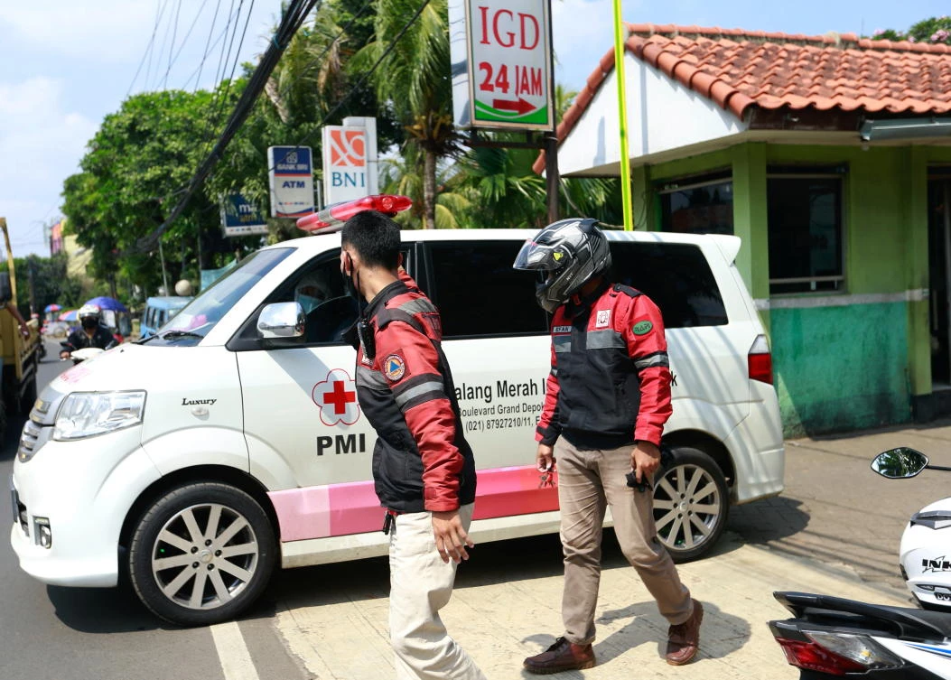 Volunteer bikers greet a healthcare worker after escorting an ambulance to hospital as COVID-19 cases surge in Depok on the outskirts of Jakarta, Indonesia, July 2, 2021. (Reuters)