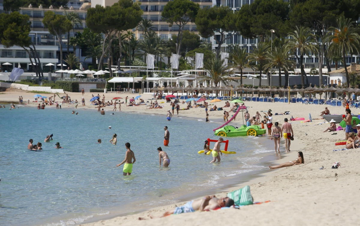 Spain’s Canary Islands and Valencia asked the government to re-impose curfews to counter a soaring COVID-19 infection rate among unvaccinated youngsters that’s threatening to scupper the vital tourism season. (Reuters File)